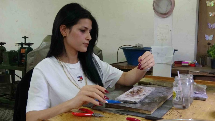 Ojeli Tırnaklarıyla Erkek Egemen Meslekte Usta Oldu