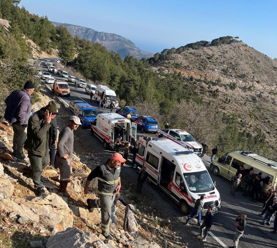 Mersin’de İşçi Servisi Uçurumdan Yuvarlandı: Ölü Ve Çok Sayıda Yaralı Var