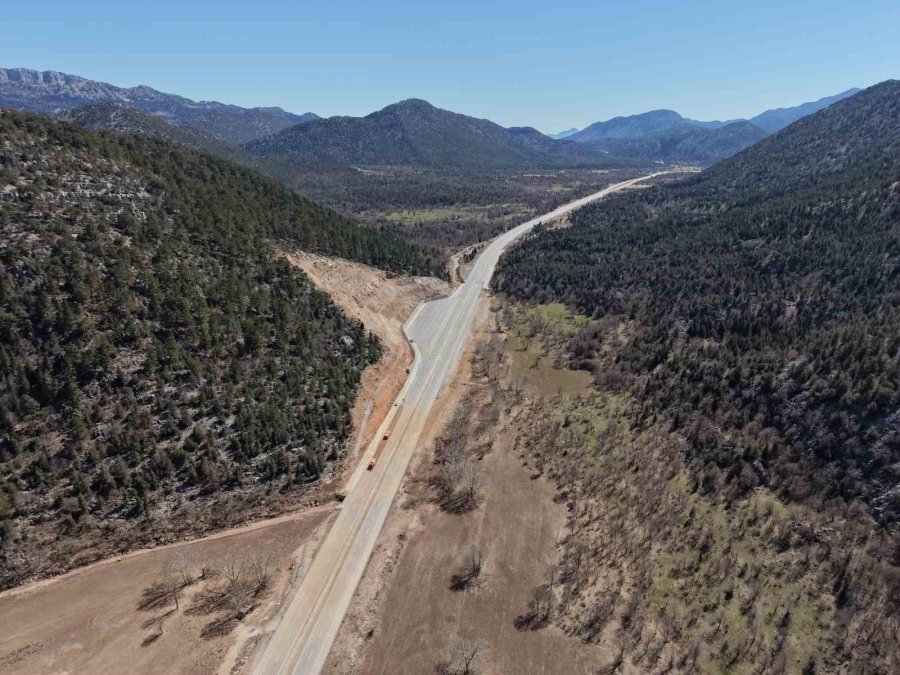 Sular Çekildikten Sonra Yeniden Ulaşıma Açılan Antalya-konya Kara Yolu Havadan Görüntülendi