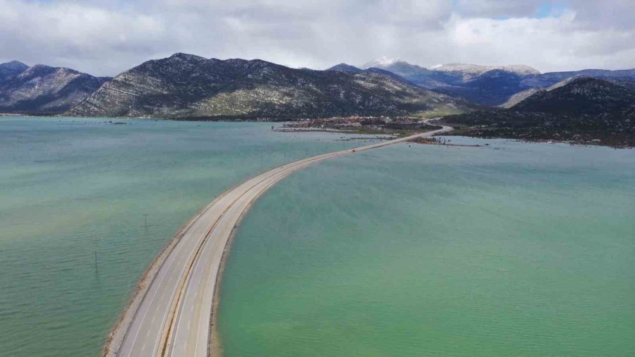 Sular Çekildikten Sonra Yeniden Ulaşıma Açılan Antalya-konya Kara Yolu Havadan Görüntülendi