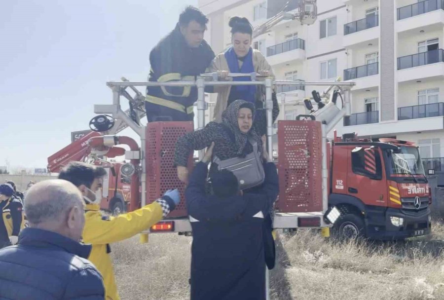 Prizde Unutulan Şarj Aleti Yangın Çıkardı: 16 Kişi Hastanelik Oldu