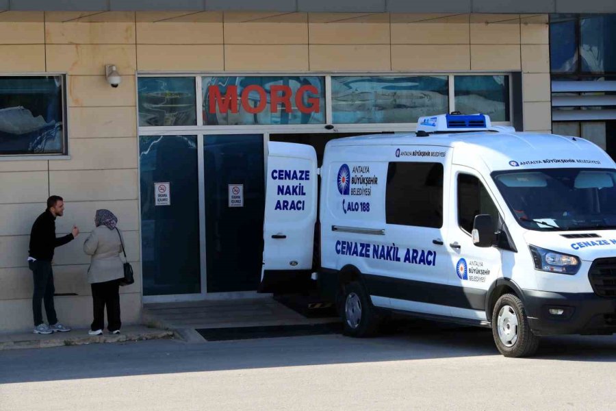 Antalya’da Bariyerlere Çarpan Motosikletli Hayatını Kaybetti