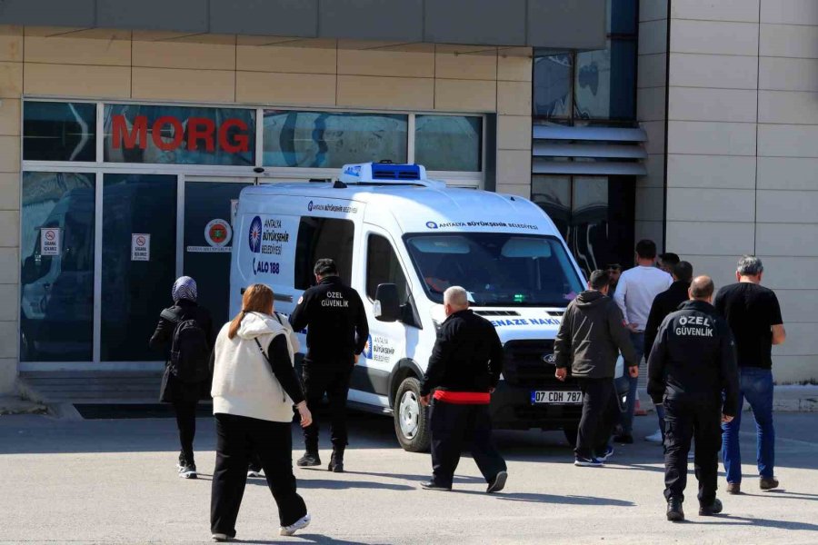 Antalya’da Bariyerlere Çarpan Motosikletli Hayatını Kaybetti