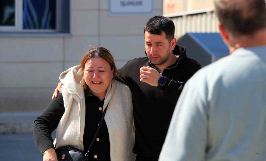 Antalya’da Bariyerlere Çarpan Motosikletli Hayatını Kaybetti