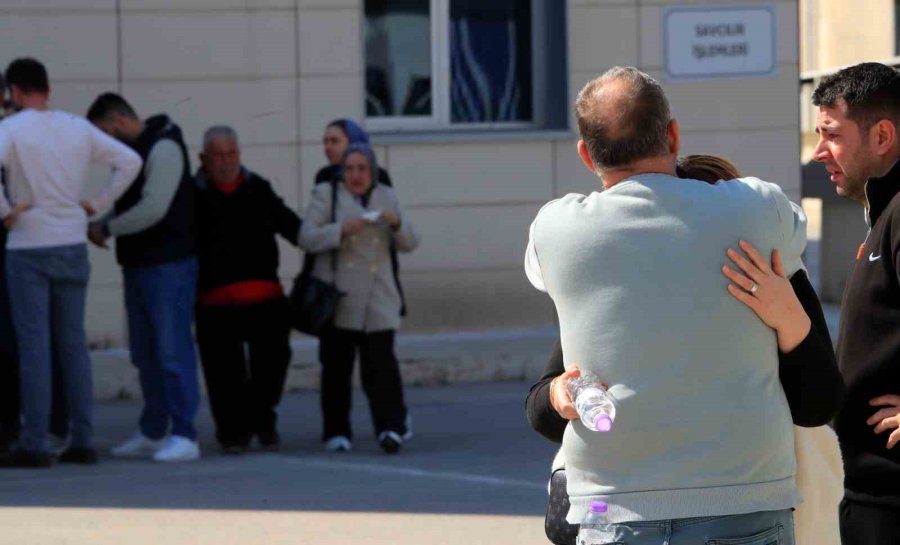 Antalya’da Bariyerlere Çarpan Motosikletli Hayatını Kaybetti