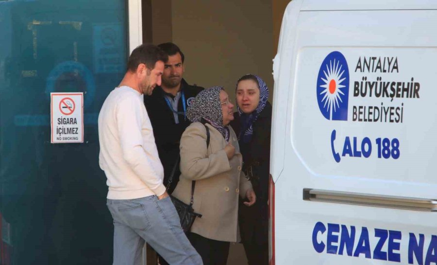 Antalya’da Bariyerlere Çarpan Motosikletli Hayatını Kaybetti