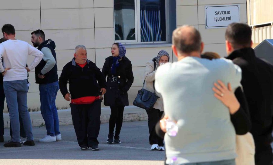 Antalya’da Bariyerlere Çarpan Motosikletli Hayatını Kaybetti