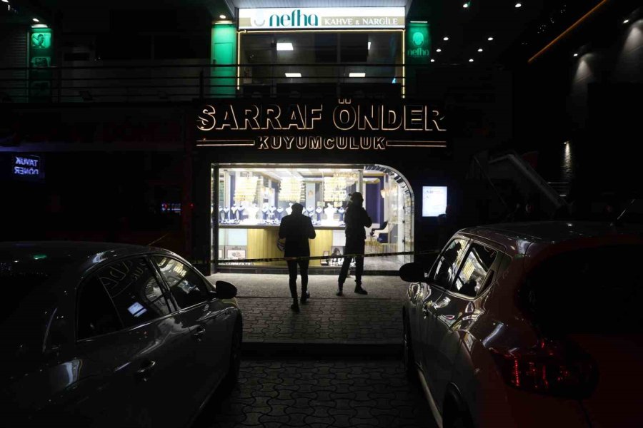 Biber Gazıyla Kuyumcuya Giren Maskeli 3 Kişi, İmitasyon Bilezikleri Çaldı