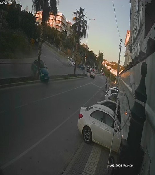 Kazaya Karışan Otomobilin Palmiyeye Çarpma Anı Kamerada