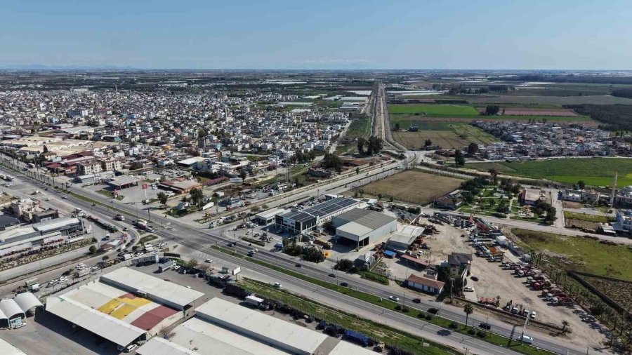 Tarsus’ta Çiftçileri Sevindiren Yol Çalışması