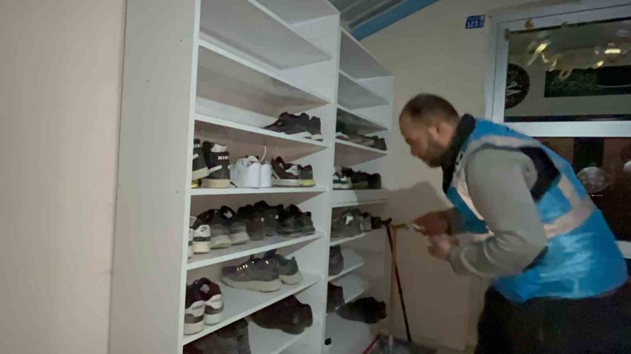 Aksaray’da Teravih Namazına Gelen Çocukların Ayakkabılarına Harçlık Konuldu