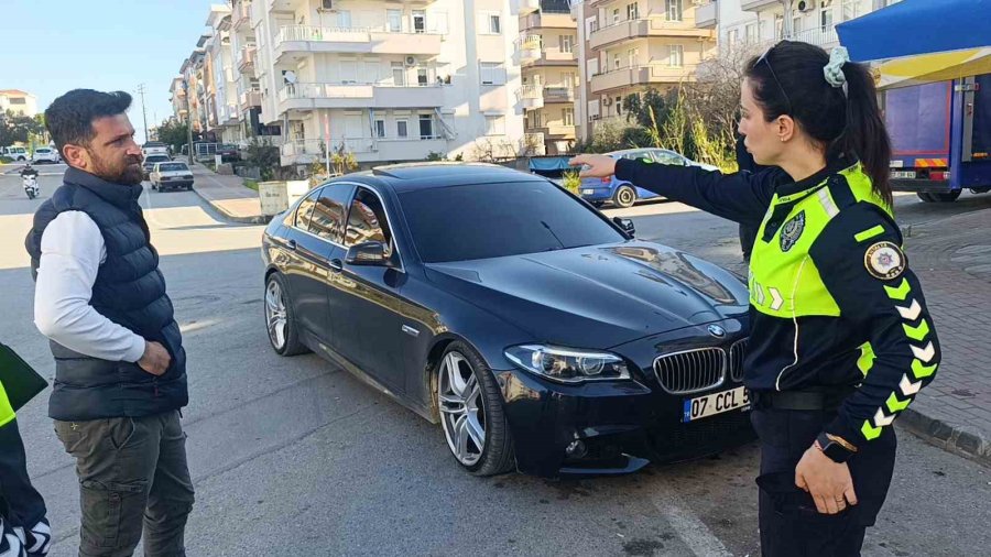 Manavgat’ta Park Halindeki Otomobile Çarpan Motosikletli Yaralandı