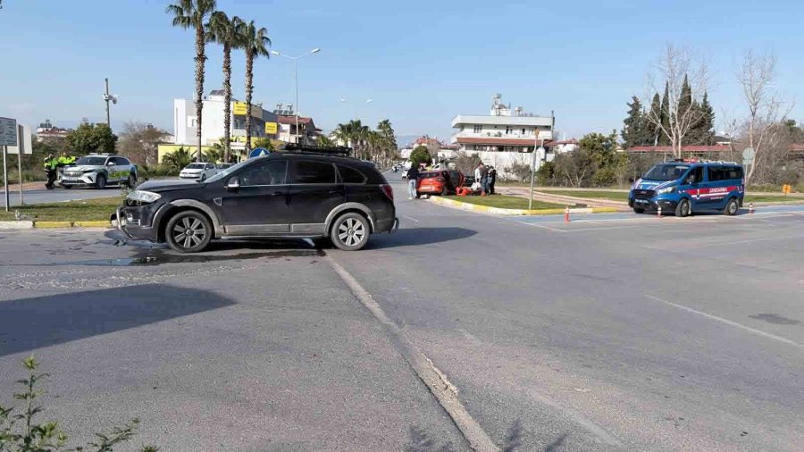 Manavgat’ta Otomobiller Çarpıştı: 2 Kişi Yaralı