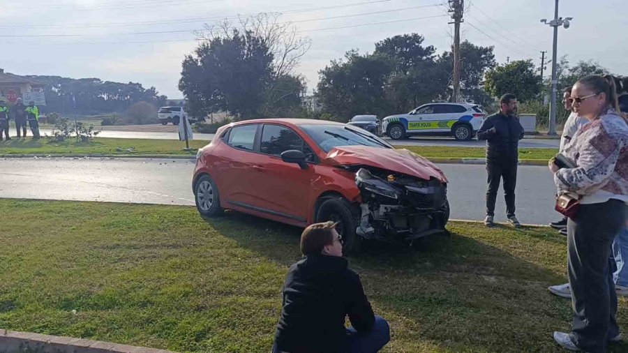 Manavgat’ta Otomobiller Çarpıştı: 2 Kişi Yaralı