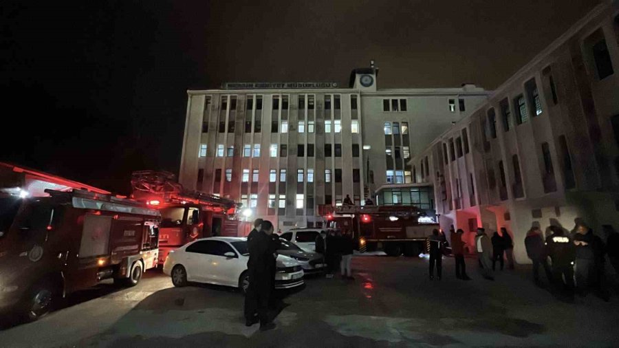 Mersin’de Emniyetin Ek Binasında Çıkan Yangın Büyümeden Söndürüldü