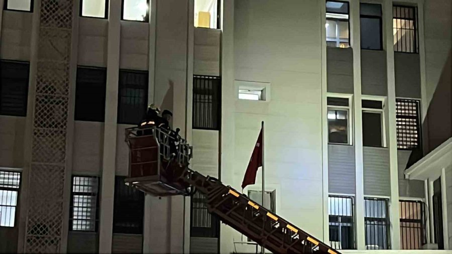 Mersin’de Emniyetin Ek Binasında Çıkan Yangın Büyümeden Söndürüldü