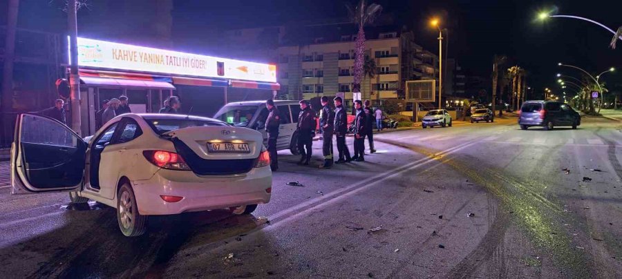 Alanya’da İki Otomobil Çarpıştı: 3 Yaralı