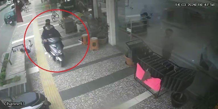 İş Yerinden Fırlayan 5 Yaşındaki Çocuğun Ölümden Döndüğü Kaza Anları Güvenlik Kamerasına Yansıdı