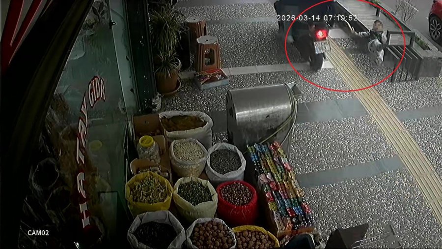 İş Yerinden Fırlayan 5 Yaşındaki Çocuğun Ölümden Döndüğü Kaza Anları Güvenlik Kamerasına Yansıdı