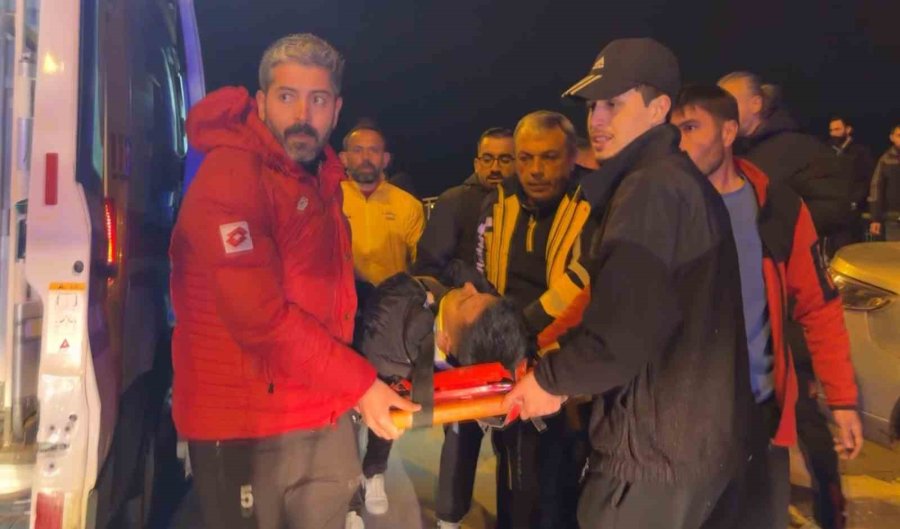 Otomobil Önce Direğe Sonra Duvara Çarptı: 1 Yaralı