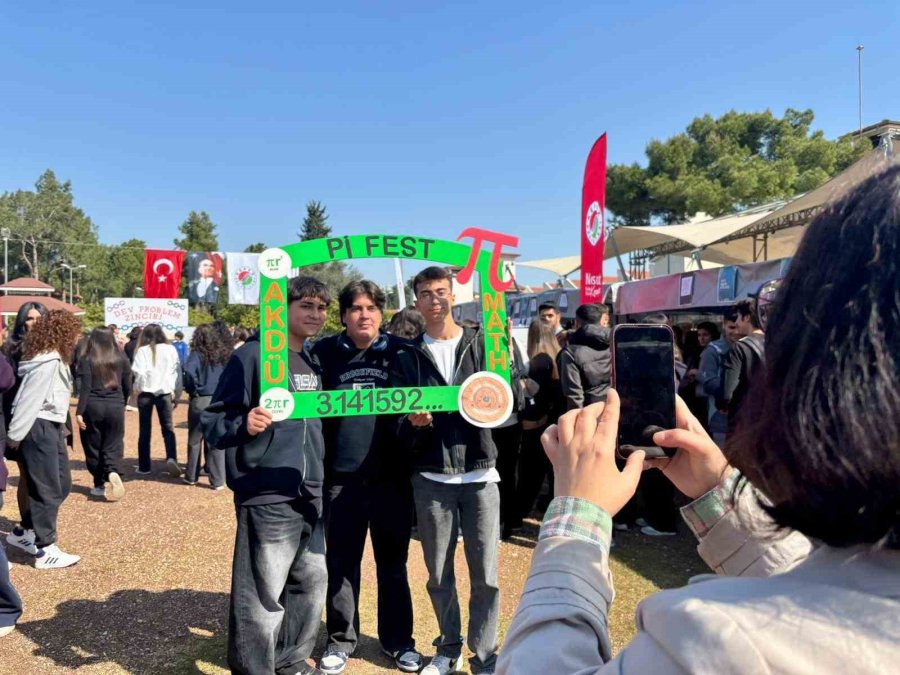 Antalya Bilim Merkezi’nde ’pi Günü’ Şenliği