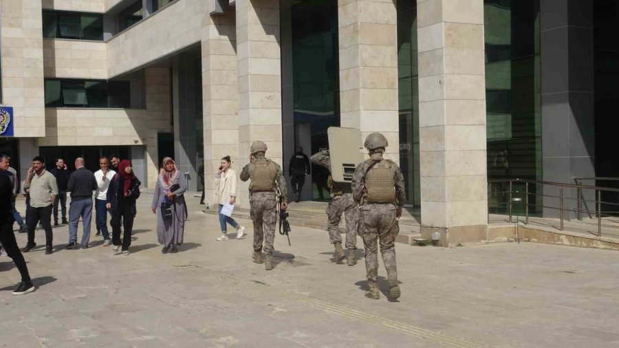 Kaymakamlık Binasında Ateş Açarak Kendini Odaya Kilitleyen Şahıs Teslim Oldu