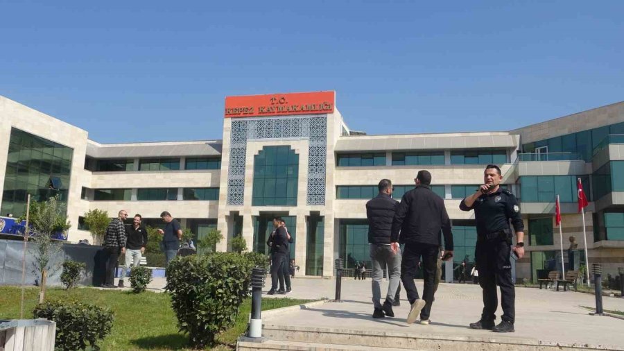 Kaymakamlık Binasında Ateş Açarak Kendini Odaya Kilitleyen Şahıs Teslim Oldu