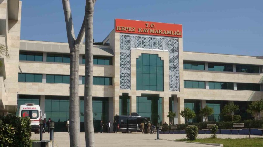 Kaymakamlık Binasında Ateş Açarak Kendini Odaya Kilitleyen Şahıs Teslim Oldu