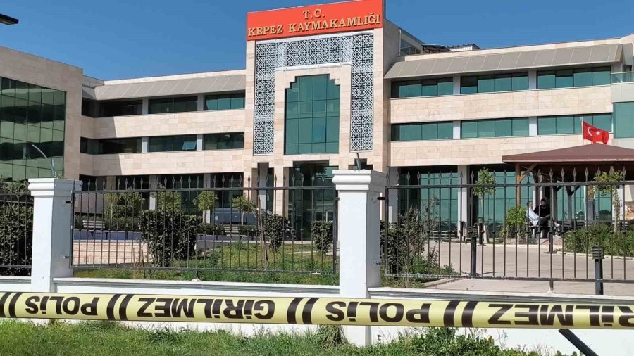 Antalya’da Kaymakamlık Binasında Ateş Açtı, Kendisini Odaya Kilitledi