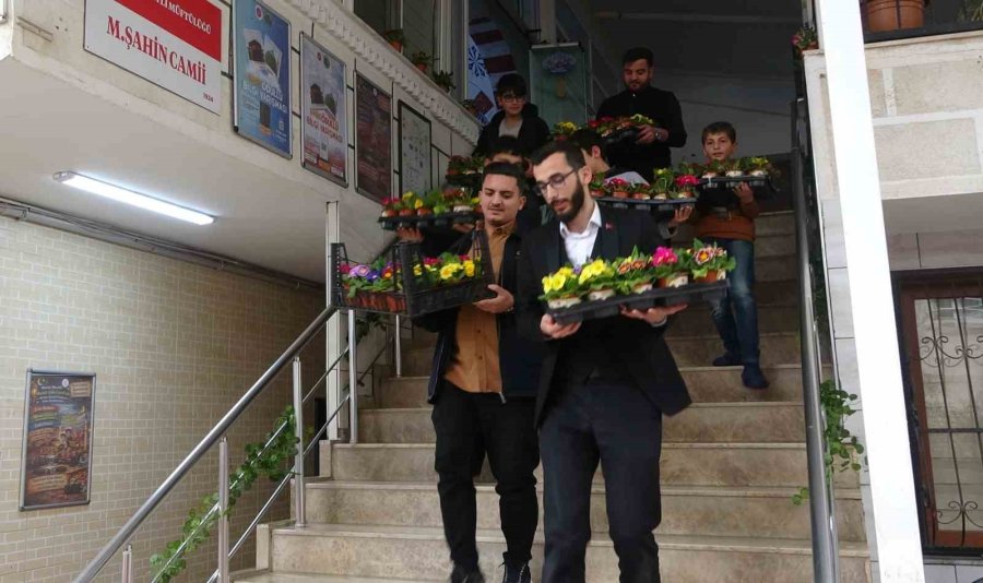 Gönüllere Dokunan İmam: Çocuklarla Hazırladıkları Çiçeklerle Herkesi Camiye Davet Ediyor