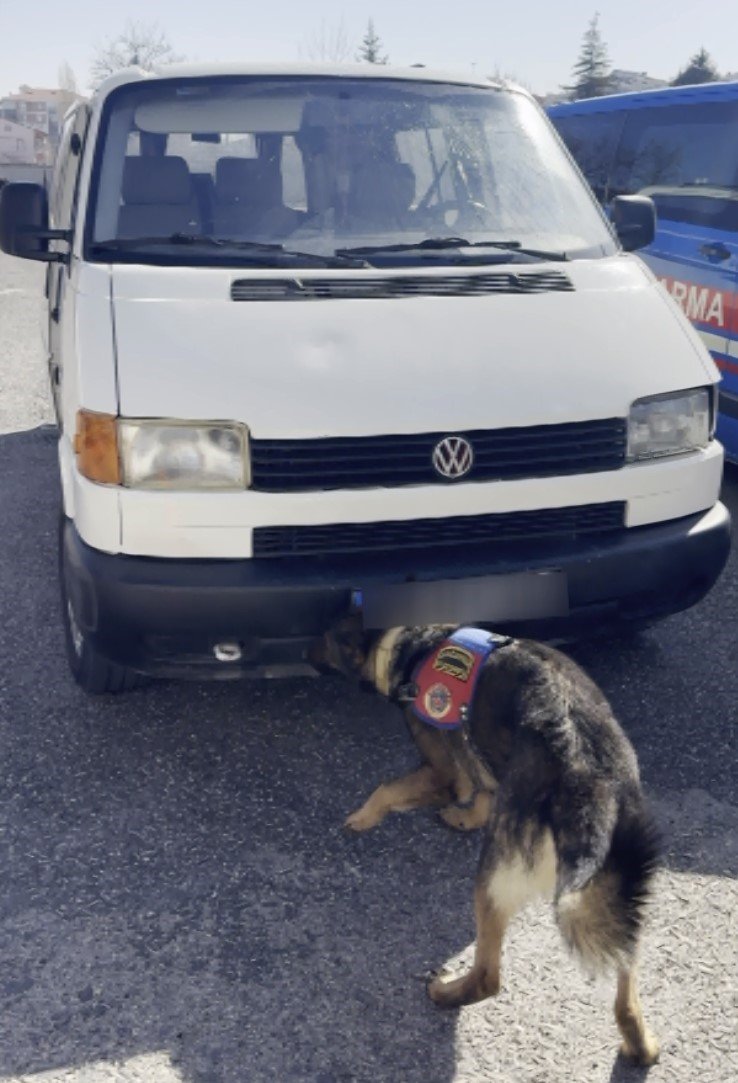 Minibüsün Yan Kapısının İçinden Bin 120 Adet Uyuşturucu Hap Çıktı