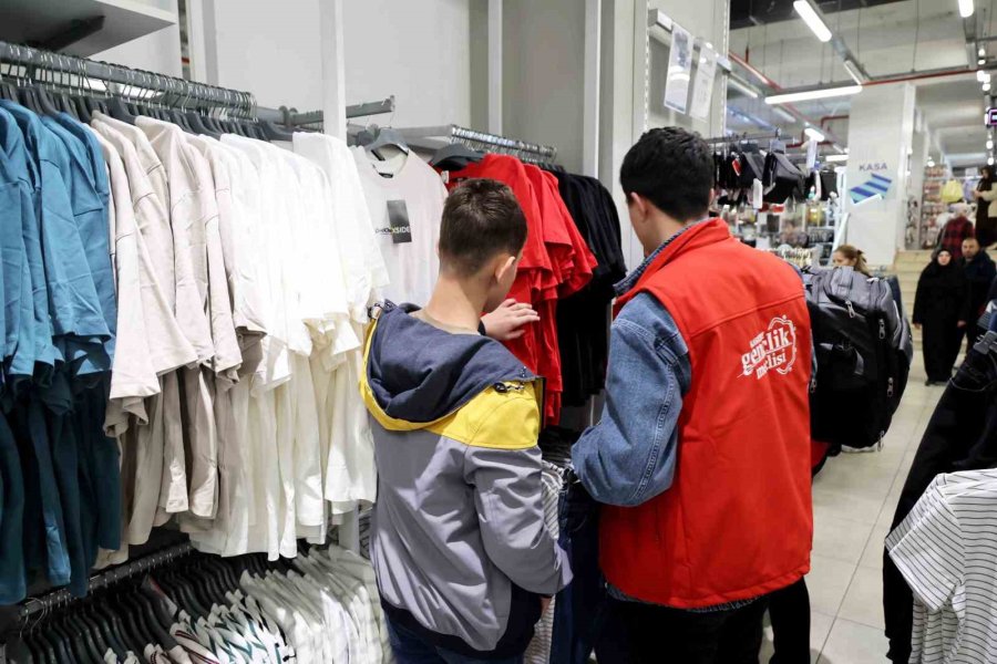 Karatay Gençlik Meclisi Gönüllülerinden Çocuklara Bayram Sürprizi