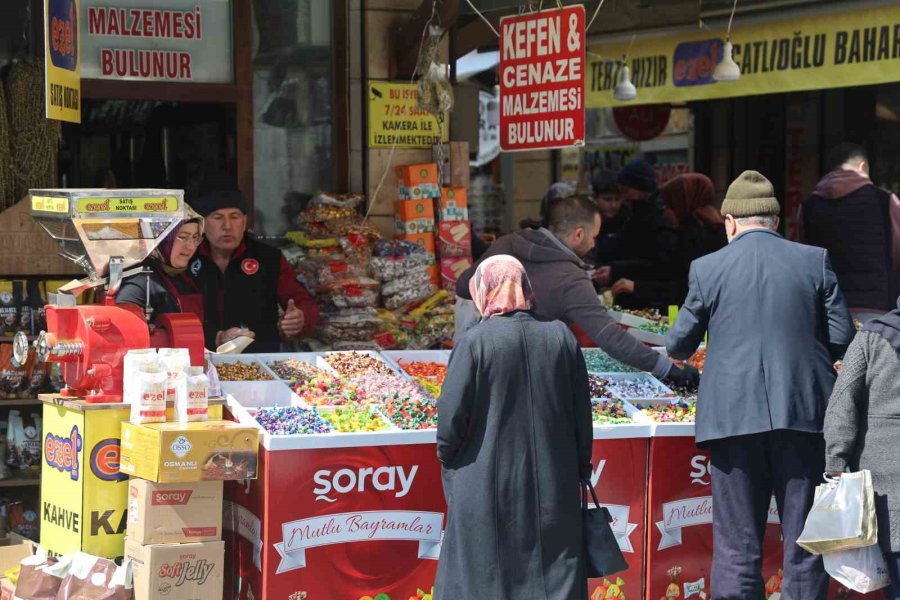 Konya’nın Tarihi Bedesten Çarşısı’nda Bayram Yoğunluğu