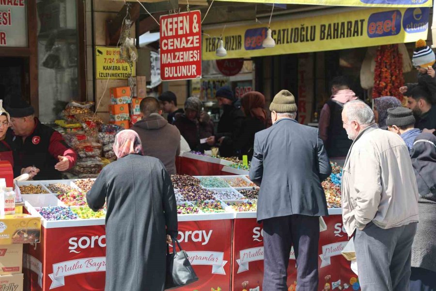 Konya’nın Tarihi Bedesten Çarşısı’nda Bayram Yoğunluğu