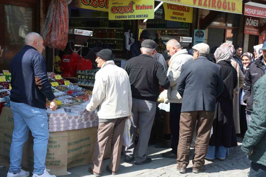 Konya’nın Tarihi Bedesten Çarşısı’nda Bayram Yoğunluğu