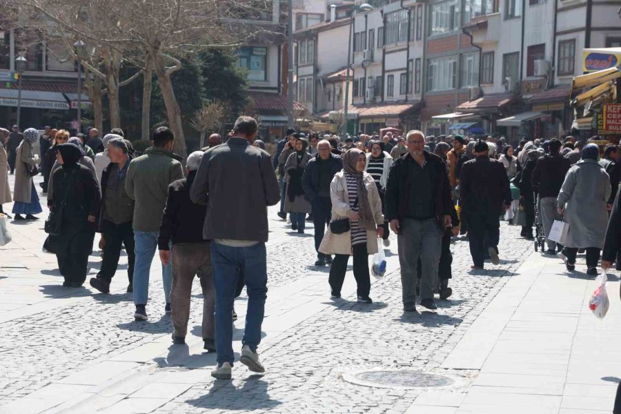 Konya’nın Tarihi Bedesten Çarşısı’nda Bayram Yoğunluğu