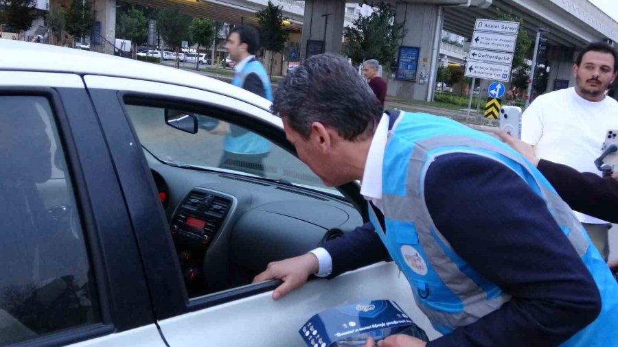 Antalya’da Trafikte Kalan Vatandaşlara "iftara 5 Kala" Sürprizi
