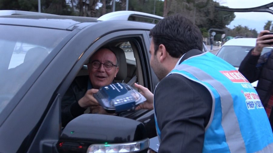 Antalya’da Trafikte Kalan Vatandaşlara "iftara 5 Kala" Sürprizi