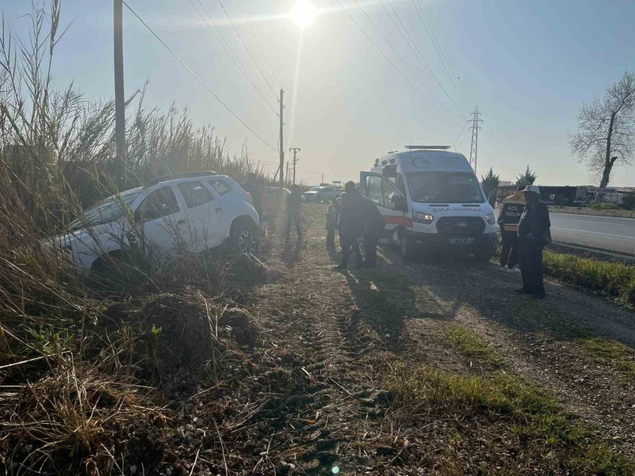 Manavgat’ta Otomobil Tarlaya Uçtu, Sürücü Kazayı Burnu Bile Kanamadan Atlattı
