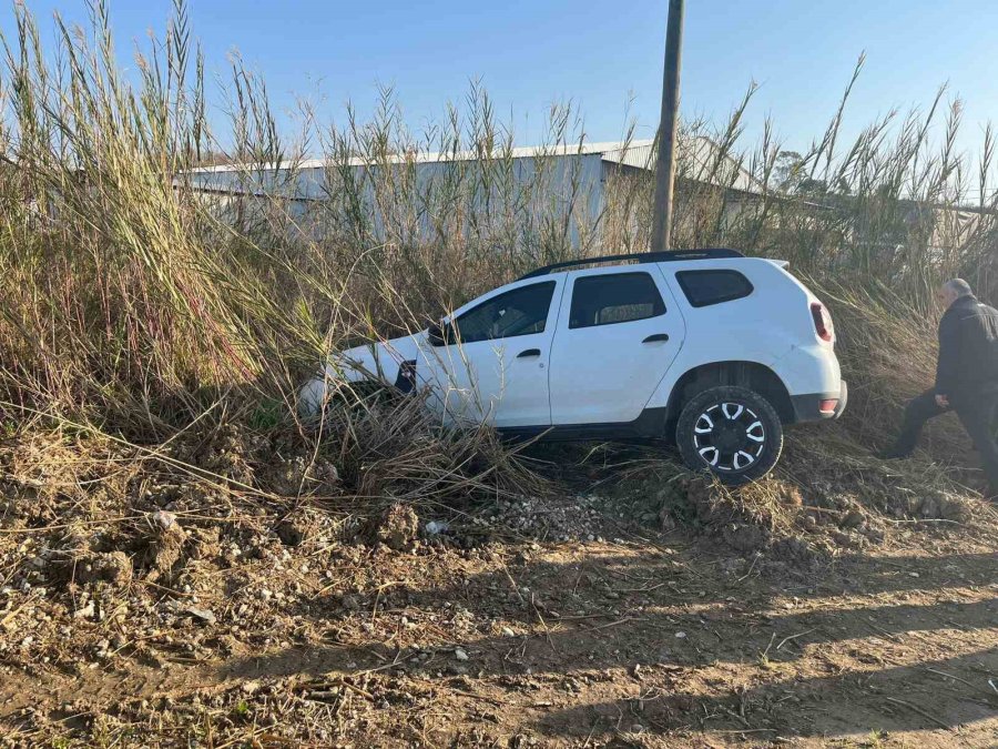 Manavgat’ta Otomobil Tarlaya Uçtu, Sürücü Kazayı Burnu Bile Kanamadan Atlattı