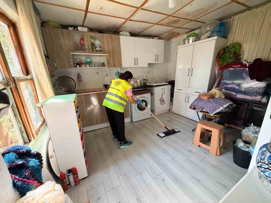 Kepez’den Şehit Ve Gazi Evlerinde Bayram Temizliği