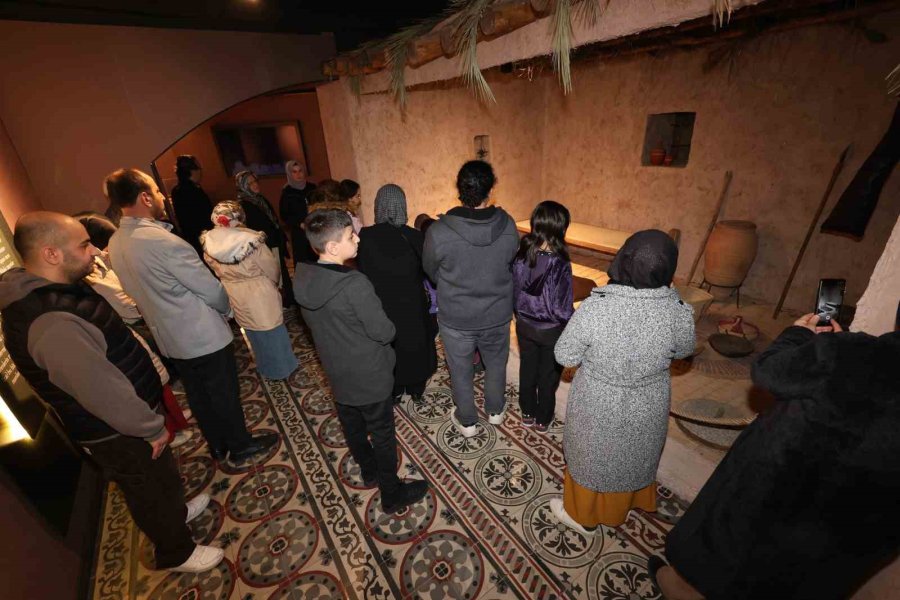 Siyer Sergisi Ve Mukaddes Emanetler Sergisi Kadir Gecesi’nde Doldu Taştı