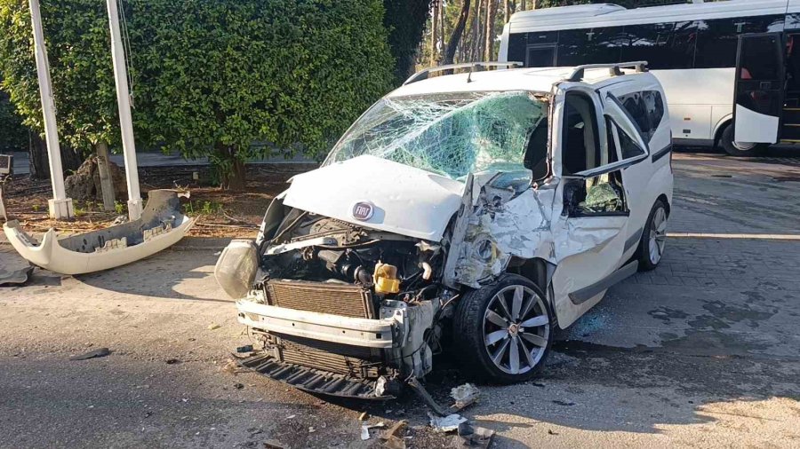 Manavgat’ta Servis Otobüsü İle Hafif Ticari Araç Çarpıştı