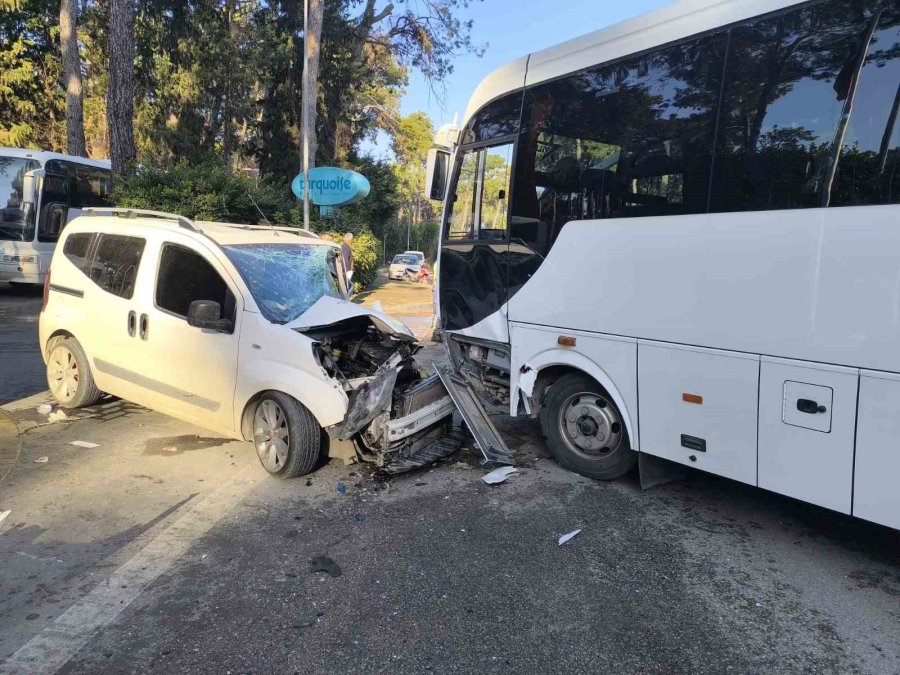 Manavgat’ta Servis Otobüsü İle Hafif Ticari Araç Çarpıştı