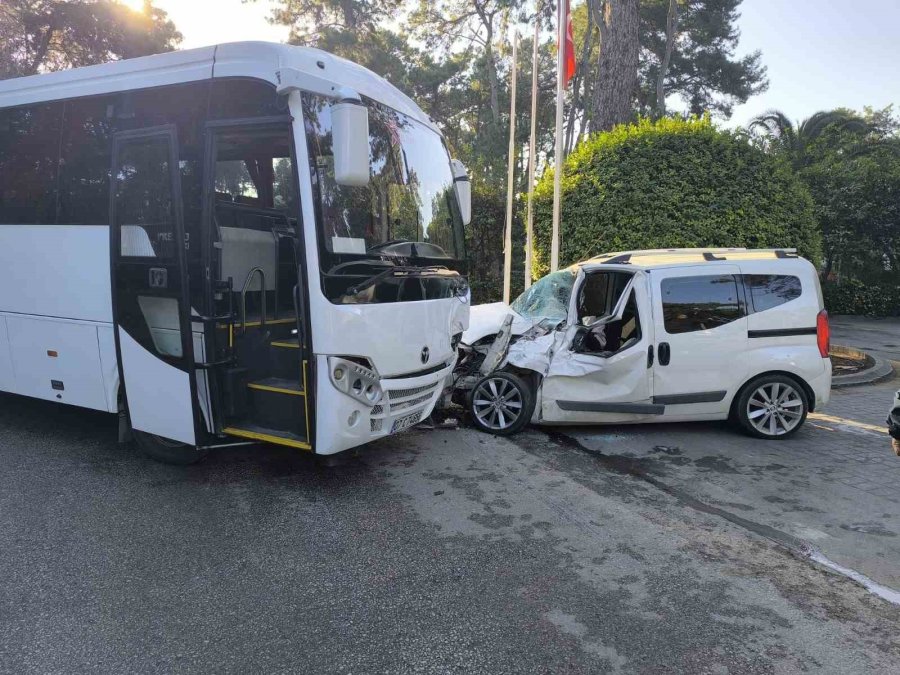 Manavgat’ta Servis Otobüsü İle Hafif Ticari Araç Çarpıştı