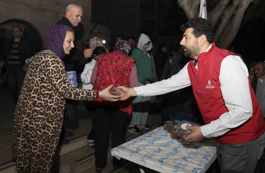 Mersin’de Kadir Gecesinde 10 Bin Kişilik Lokma İkramı