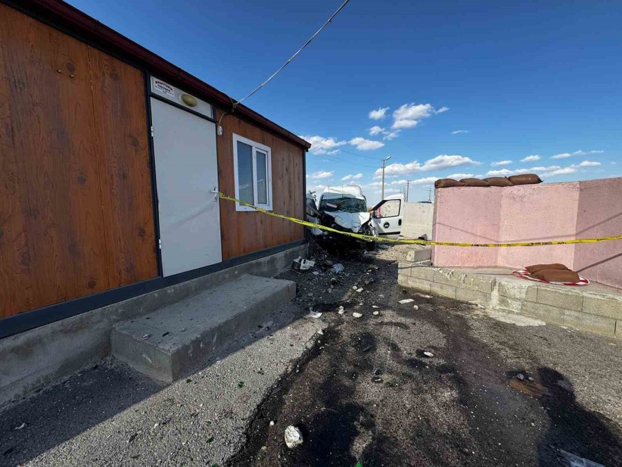 Jandarma Uygulama Noktasında Bariyere Çarpan Sürücü Hayatını Kaybetti