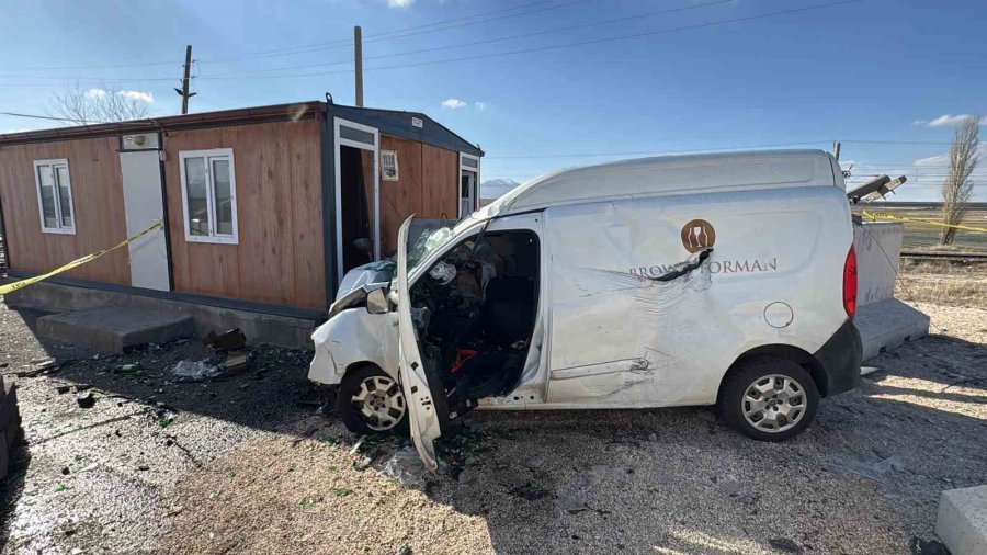 Jandarma Uygulama Noktasında Bariyere Çarpan Sürücü Hayatını Kaybetti