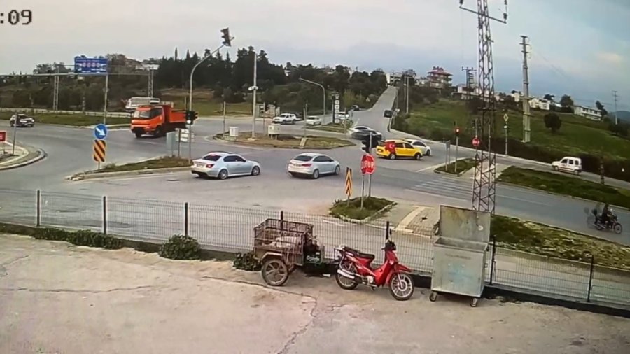 Tofaş’ın Kırmızı Işık İhlaliyle Gelen Kaza Kamerada