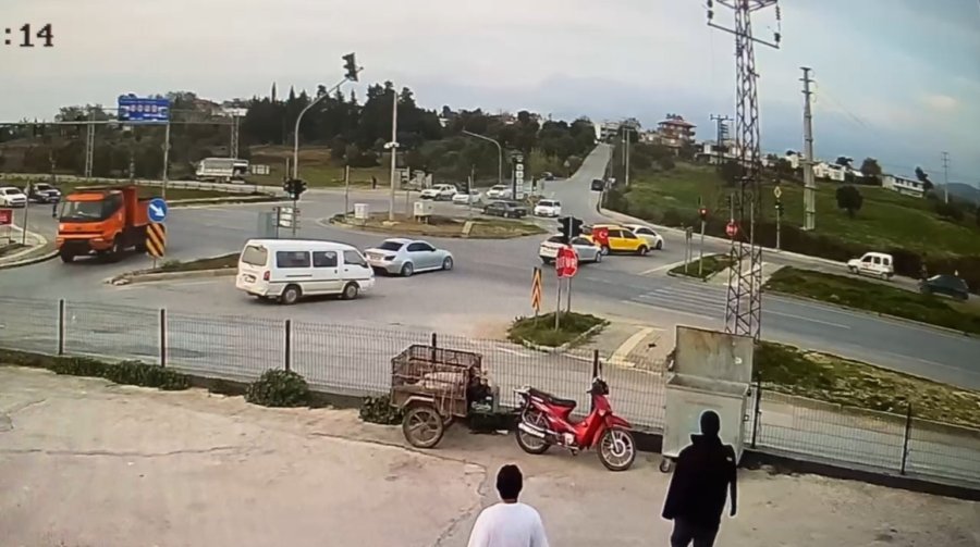 Tofaş’ın Kırmızı Işık İhlaliyle Gelen Kaza Kamerada